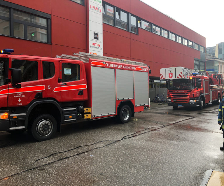 Das TLF "Merkur" und die ADL "Skywalker" auf der Bettlachstrasse vor dem Centro.