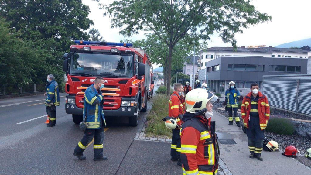 Die Einsatzfahrzeuge der Feuerwehr Grenchen stehen auf der Solothurnstrasse.