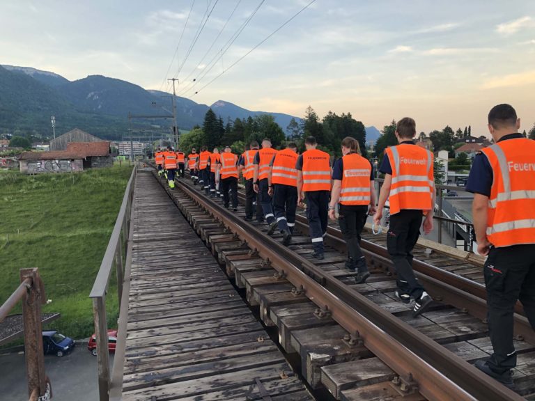 Die Angehörigen der Feuerwehr besichtigen das Mösliviadukt der Münster-Lengnau-Bahn in Grenchen.