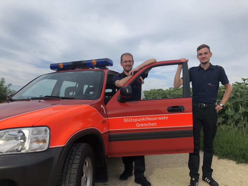 Die neuen Offiziere der Feuerwehr Grenchen, Lt Dominique Ryf und Lt Sascha Kohler, neben dem ELF "Tiger".