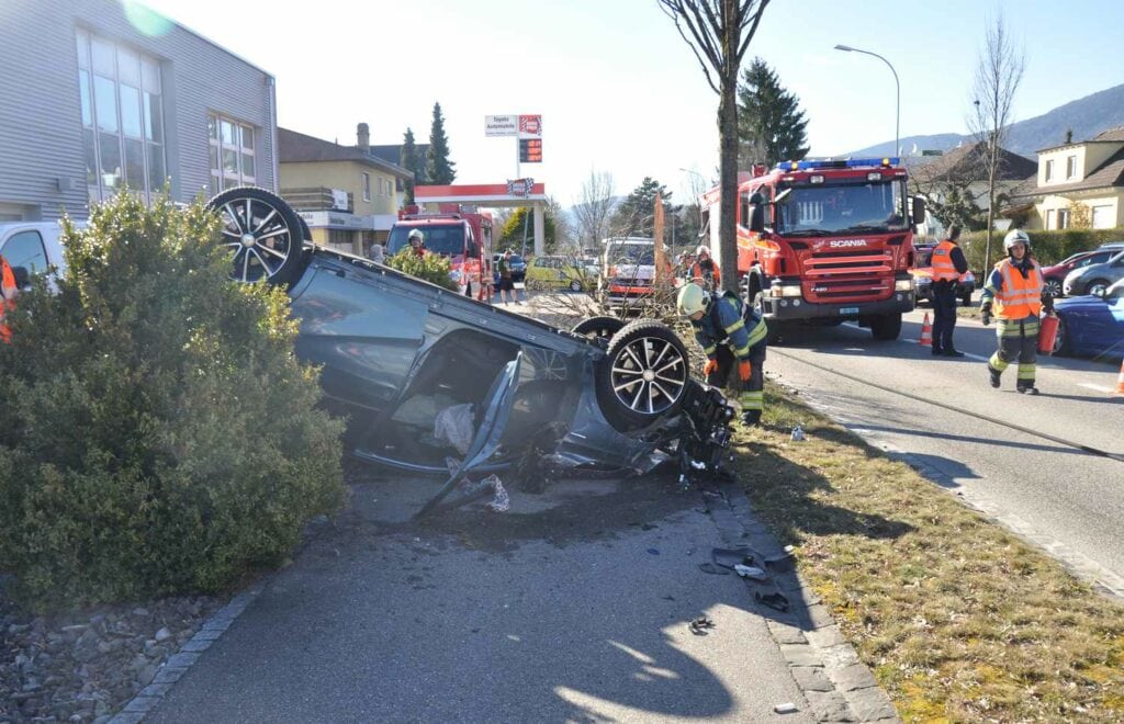 Ein Pw kam auf dem Dach liegend zum Stillstand.